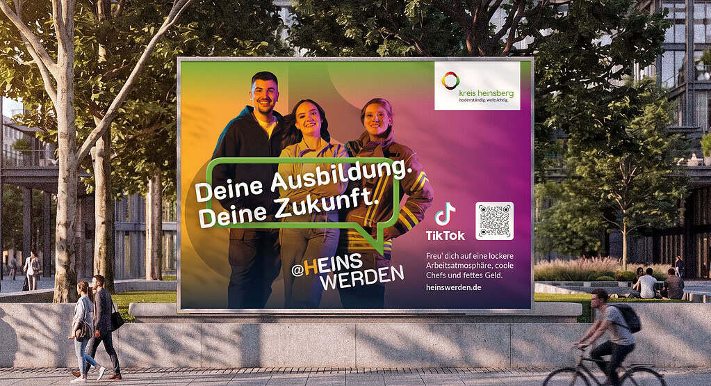 Ausbildungsplakat des Kreises Heinsberg mit drei jungen Mitarbeitenden und dem Slogan „Deine Ausbildung. Deine Zukunft!“.