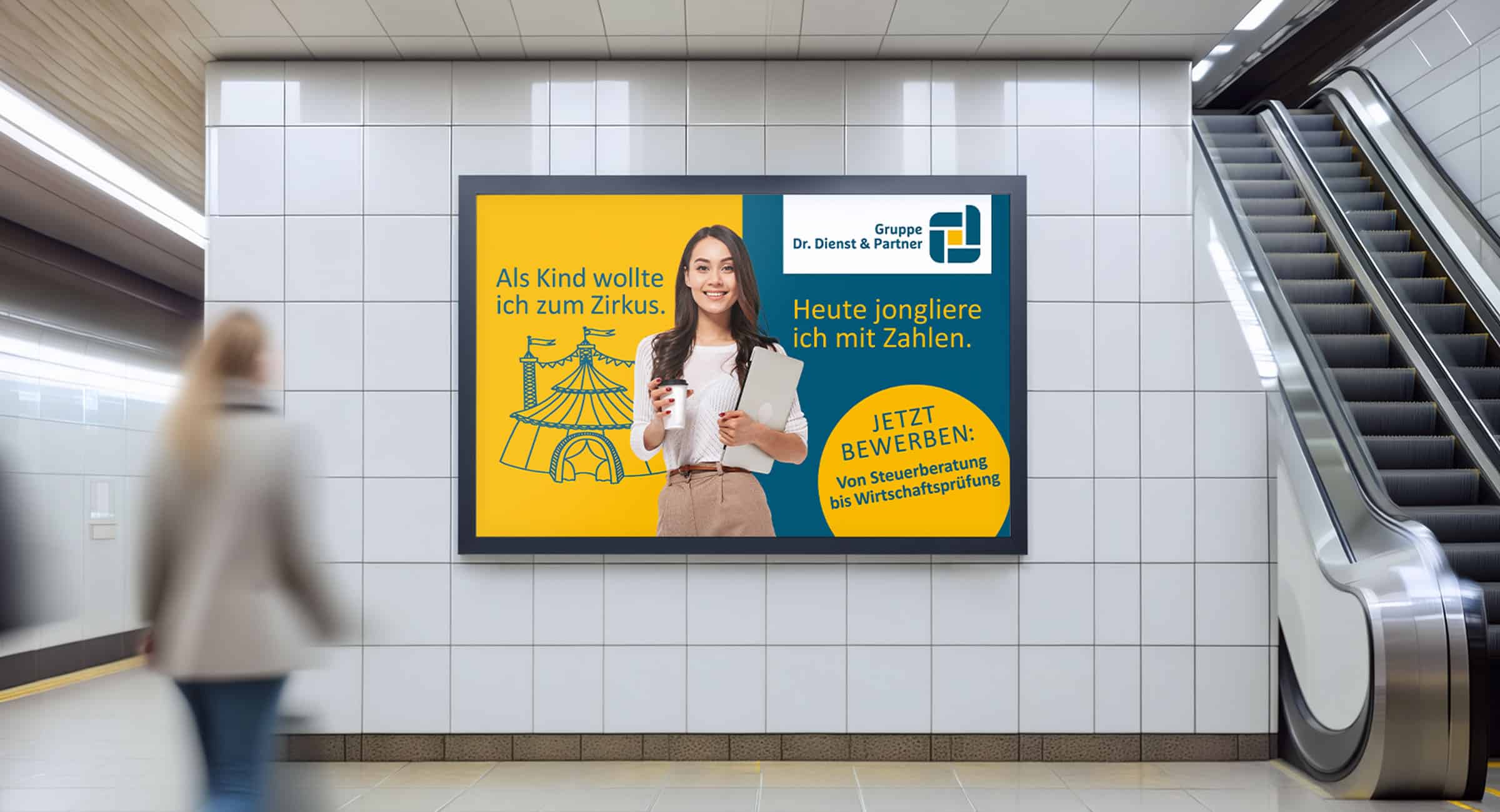 Recruiting-Plakat der Gruppe Dr. Dienst & Partner in einer U-Bahn-Station mit dem Slogan „Heute jongliere ich mit Zahlen“.