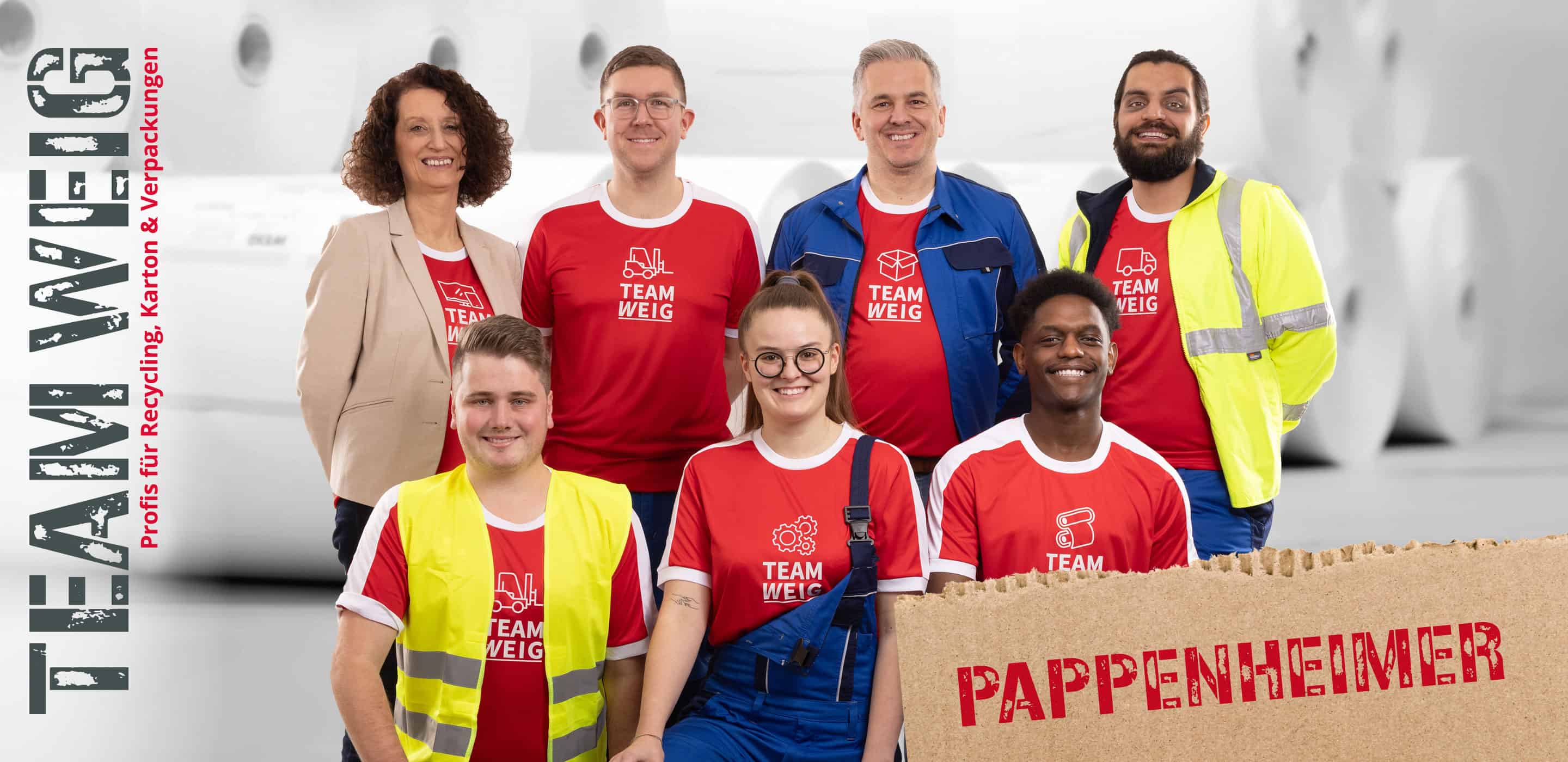 Teamfoto von WEIG mit sieben Mitarbeitenden in Arbeitskleidung vor Papierrollen und dem Kampagnenmotiv „Pappenheimer“.
