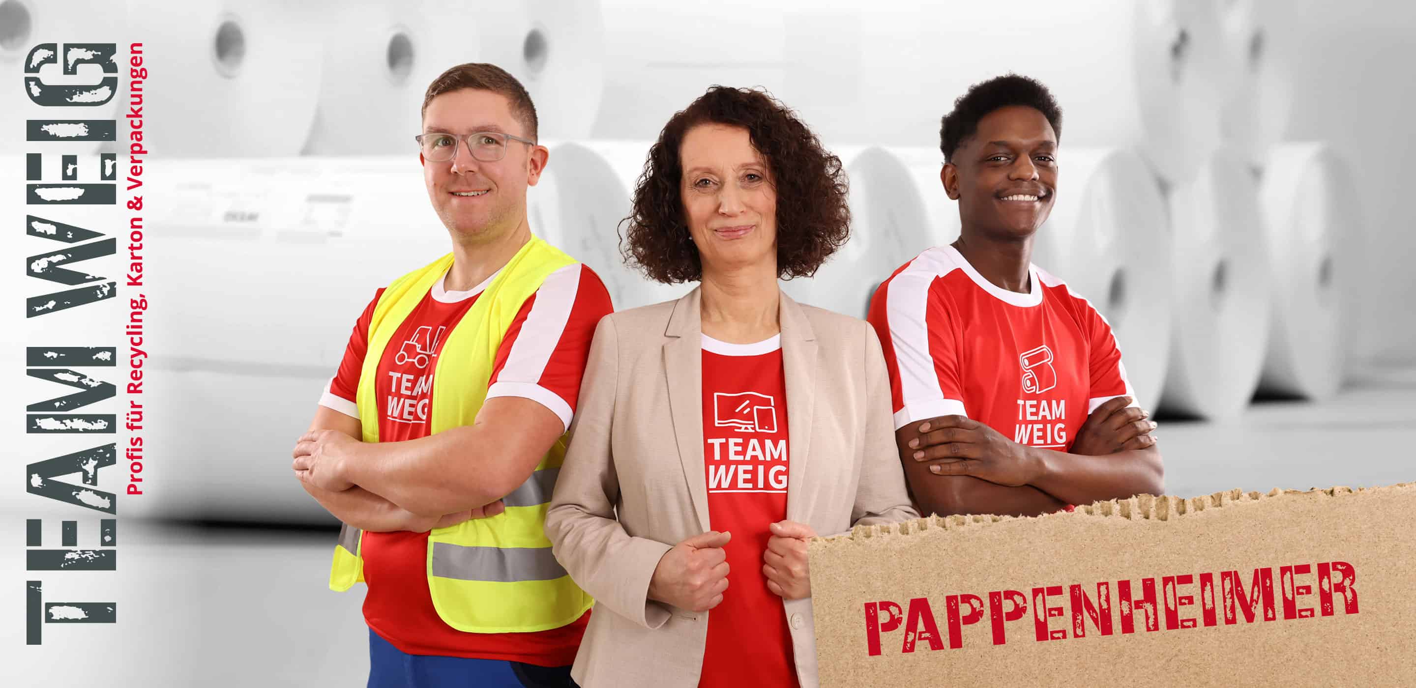 Drei Mitarbeitende von WEIG in Teamkleidung vor Papierrollen mit dem Kampagnenmotiv „Pappenheimer“.