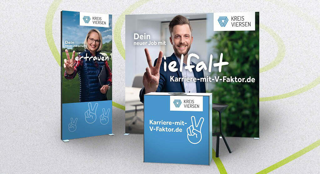 Messestand des Kreises Viersen zur Arbeitgeberkampagne „Karriere mit V-Faktor“ mit Kampagnenmotiven und Messetheke.