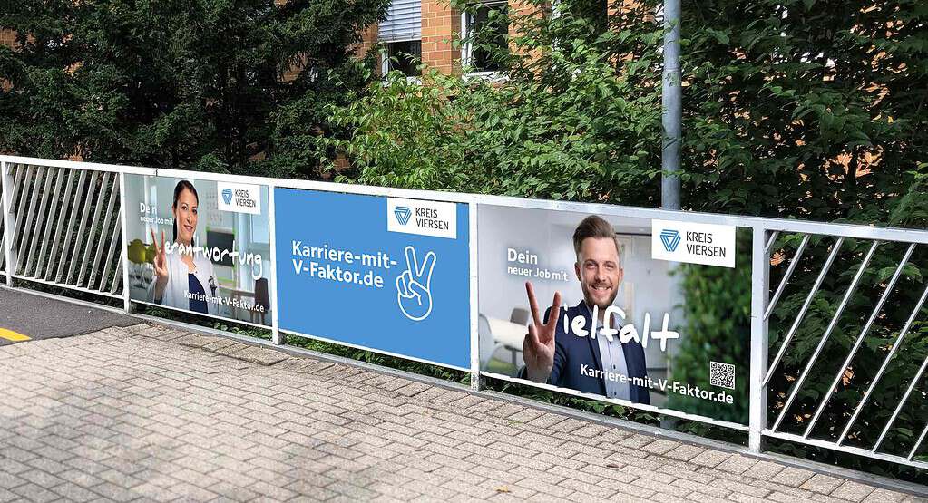 Außenwerbung des Kreises Viersen für die Arbeitgeberkampagne „Karriere mit V-Faktor“ mit Mitarbeitenden und Kampagnenmotiven.
