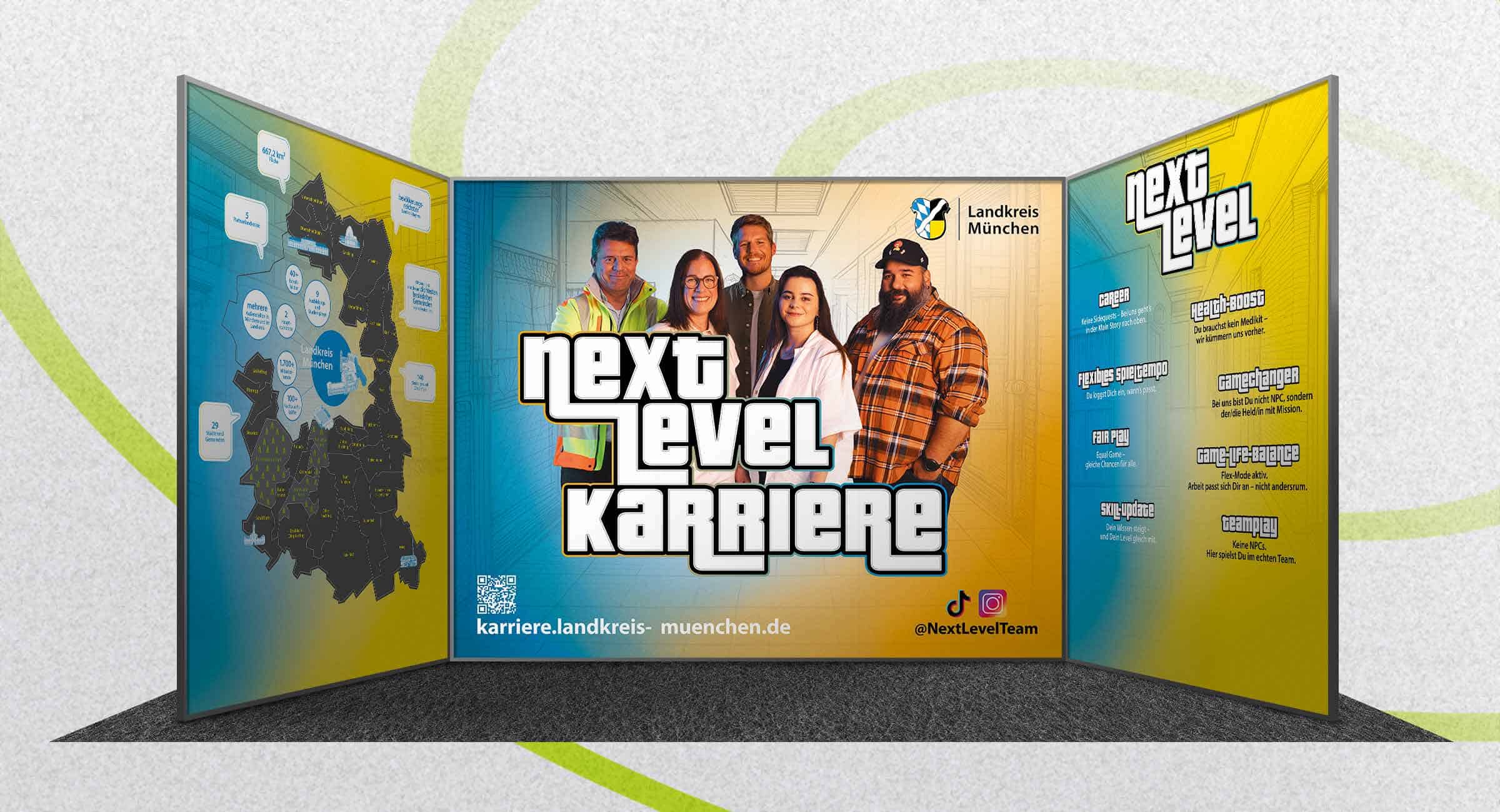 Messestand des Landkreises München mit der Employer-Branding-Kampagne „Next Level Karriere“ und verschiedenen Mitarbeitenden.