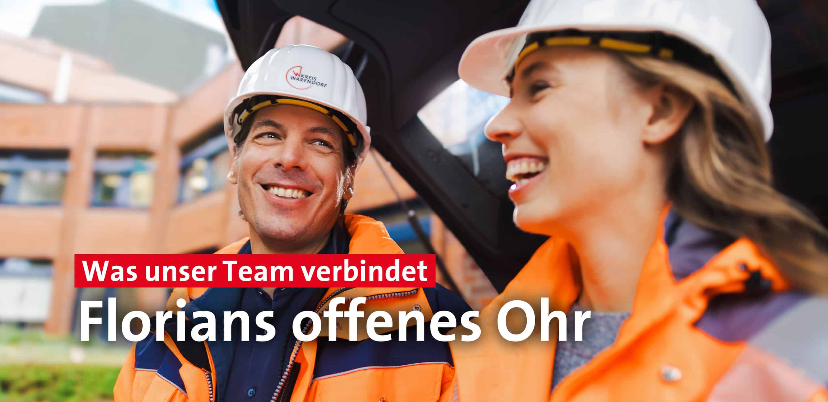 Zwei Mitarbeitende des Kreises Warendorf mit Schutzhelmen und Arbeitskleidung, Motiv „Florians offenes Ohr“.