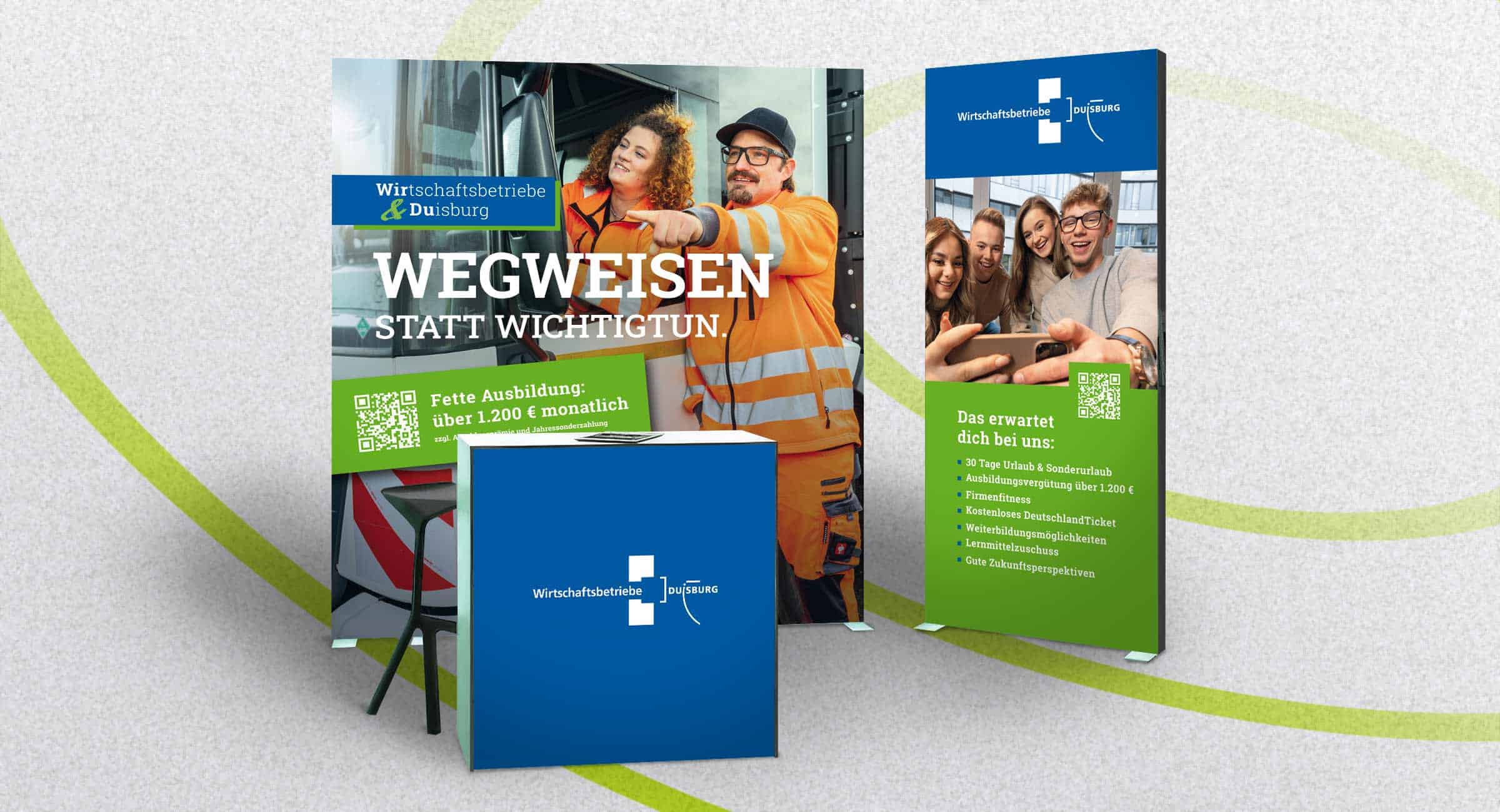 Messestand der Wirtschaftsbetriebe Duisburg zur Ausbildungskampagne mit Mitarbeitenden, Kampagnenmotiven und Messetheke.